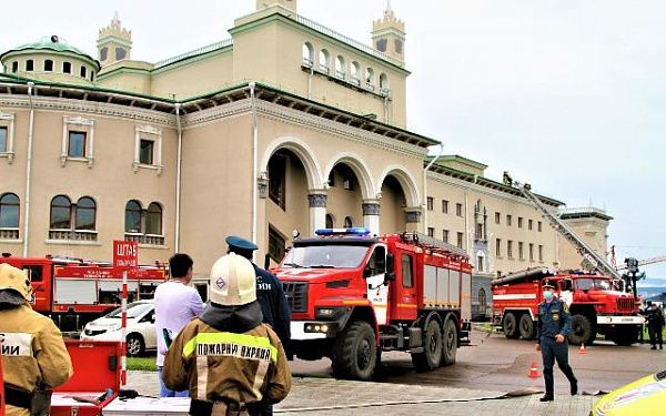 Огнеборцы Улан-Удэ ликвидировали условный пожар в здании театра