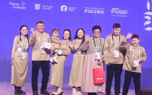 Семья из Бурятии приготовила буузы в Доме российской кухни