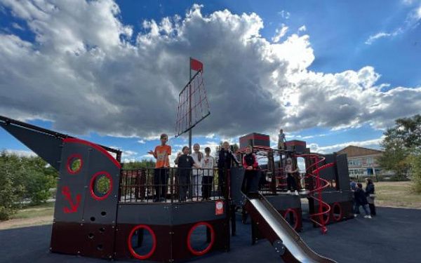 В райцентре Бурятии открылась детская площадка от местных производителей