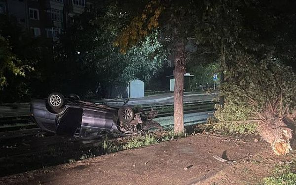 Ночью в Улан-Удэ пьяный автомобилист влетел в дерево, один человек погиб