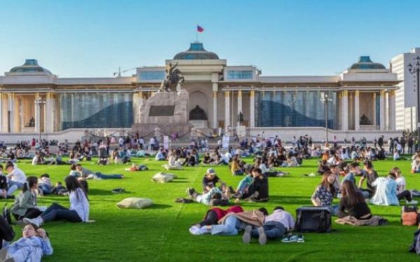 В Монголии на главной площади сделали зеленый газон