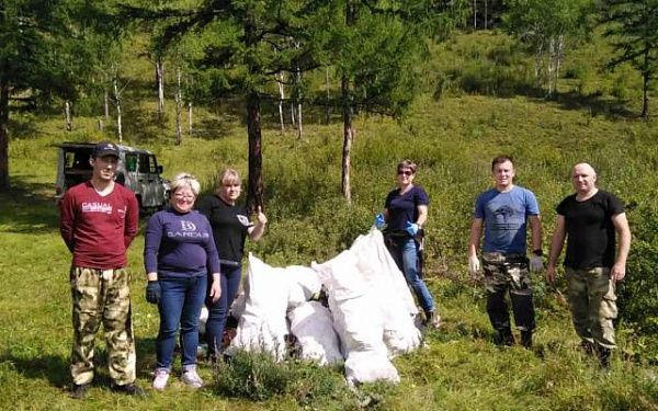 Лесники продолжают очищать лес от мусора