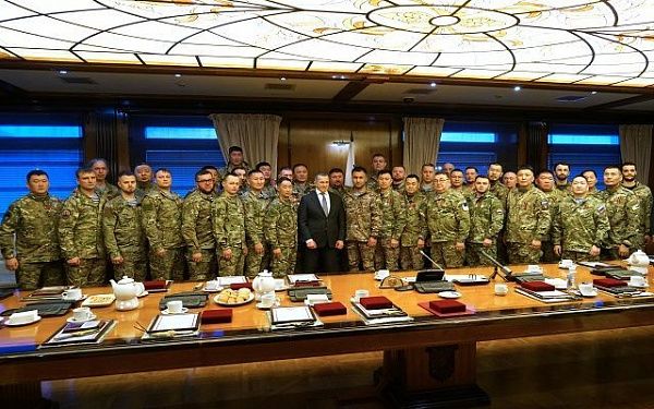 Добровольцы-госслужащие из Бурятии встретились с полпредом Президента в ДФО Юрием Трутневым