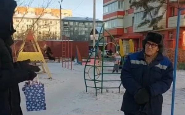 Дворник из Улан-Удэ получил 52 тысячи рублей от благодарных жителей дома
