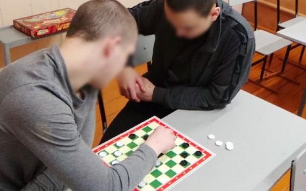 В следственном изоляторе Бурятии подростки сыграли в русские шашки