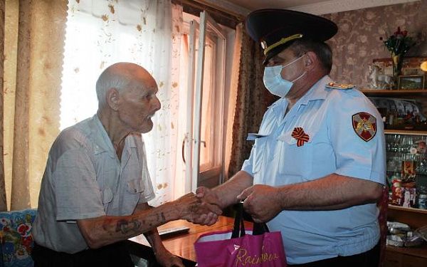 В Бурятии росгвардейцы поздравили ветеранов Великой Отечественной войны
