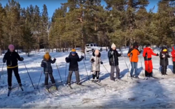 Ёхор на лыжах исполнили учащиеся и их родители в северном районе Бурятии