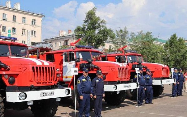 В Бурятии трём районам вручили ключи от новых пожарных автоцистерн