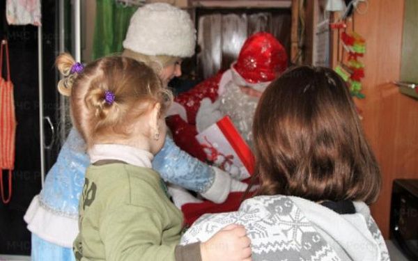 В Улан-Удэ в гости к детям пришёл пожарный Дед Мороз 