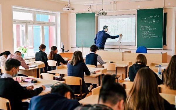 В Бурятии учителям школ, чья зарплата снизилась в связи с уменьшением количества учеников, сделают перерасчет