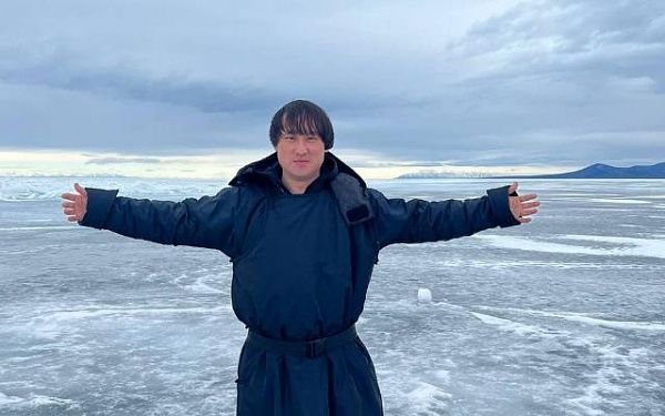 Председатель комитета Госдумы прогулялся по льду озера Байкал