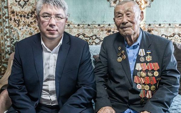 Глава Бурятии поздравил с Днем защитника Отечества ветерана ВОВ