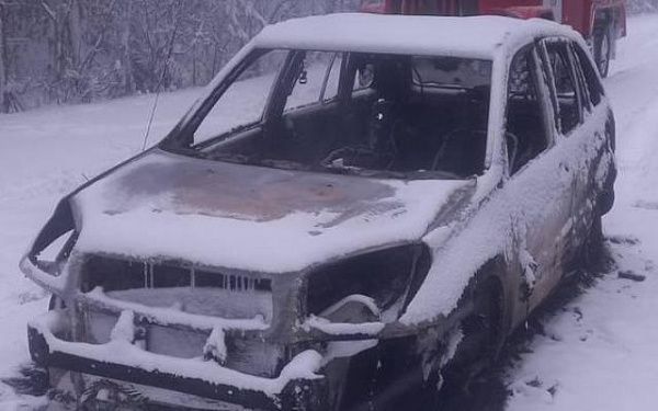 В Бурятии пожарные оказали помощь пассажирам сгоревшего автомобиля 