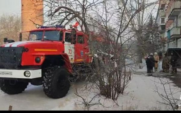 В Улан-Удэ огнеборцы вытащили из горящей квартиры мужчину 