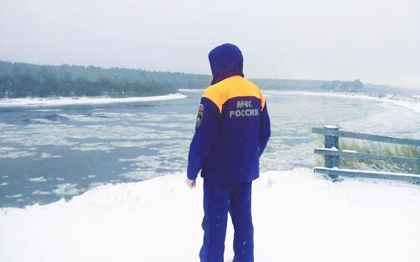 Сотрудники ГИМС предупреждает: выходить на осенний лед опасно!