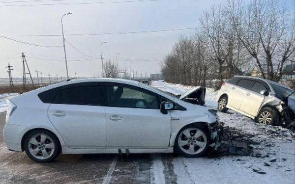 В пригороде Улан-Удэ иномарка после столкновения вылетела на обочину и сбила пешехода 