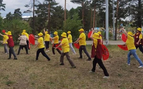 В Улан-Удэ активные горожане отметили праздник гимнастикой Цигун и танцами