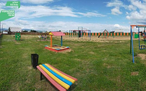 В поселке Нижние Тальцы построили игровую площадку для детей