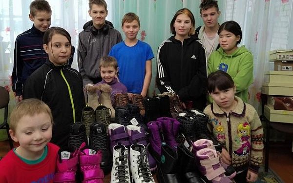 Участники СВО и компания по пошиву экипировки закупили зимнюю обувь и вещи для детей-сирот в Бурятии