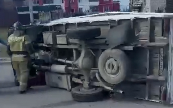 В Улан-Удэ перевернулся грузовик, упав на легковую машину