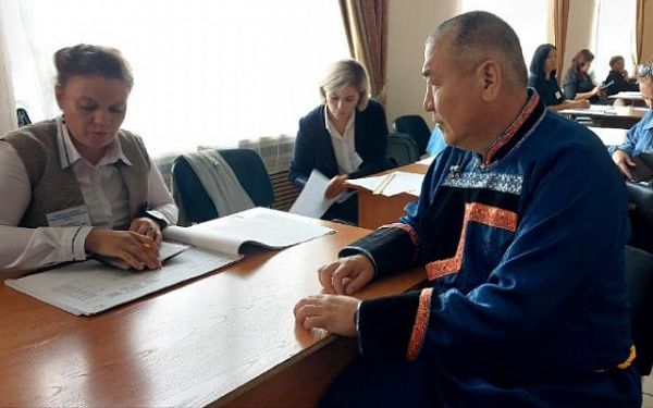 В Улан-Удэ председатель горсовета проголосовал на бурятском языке