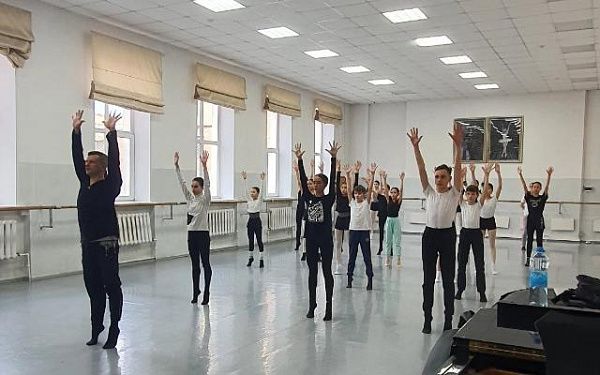 В Улан-Удэ идут мастер-классы российского балетмейстера