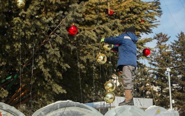 В Улан-Удэ приступили к демонтажу главной новогодней ёлки