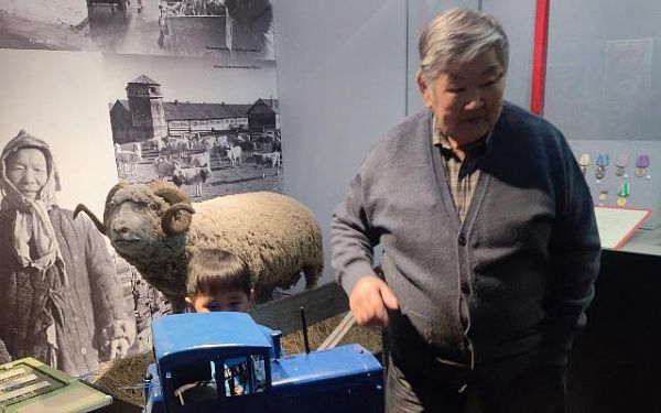 В Улан-Удэ подарили музею макет легендарного трактора ДТ-54