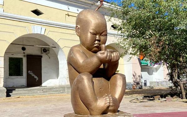 В Улан-Удэ установили скульптуру «Мальчик с птичкой» Даши Намдакова