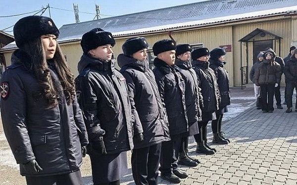 В Улан-Удэ молодые сотрудники полиции приняли Присягу у мемориала памяти павших коллег