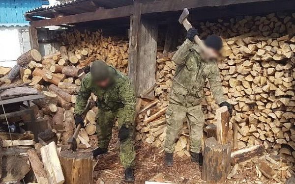 Спецназовцы в Улан-Удэ накололи дрова и сложили их в поленницу