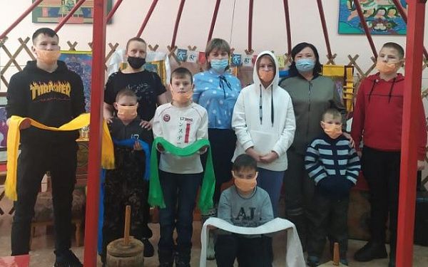 В Северобайкальске дети-сироты познакомились с традициями бурят