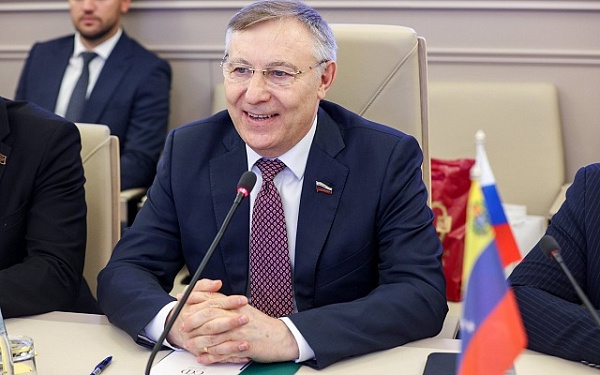 Сенатор Российской Федерации Александр Варфоломеев поздравил с Днём учителя