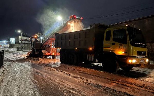 В Улан-Удэ коммунальщики всю ночь подсыпали дороги