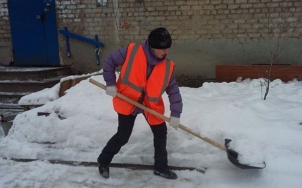 Госстройжилнадзор напоминает о правилах уборки снега во дворе многоквартирного дома