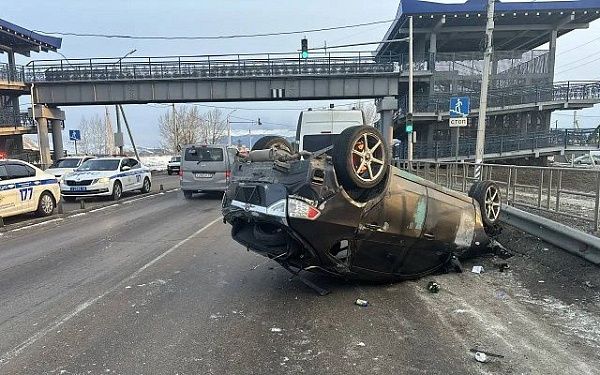 На левом берегу Улан-Удэ перевернулась иномарка