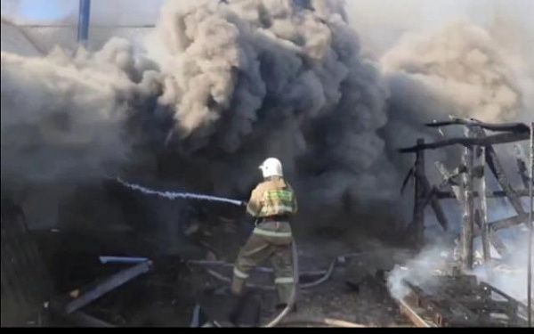 В селе Бурятии случился крупный пожар на складе магазина