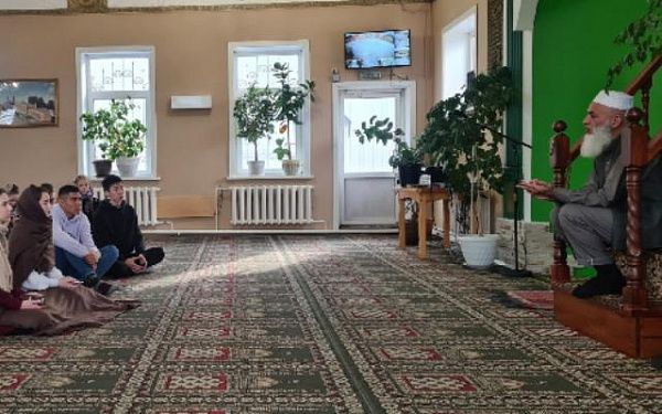 Слушатели Школы межэтнической журналистики побывали в мечети Улан-Удэ