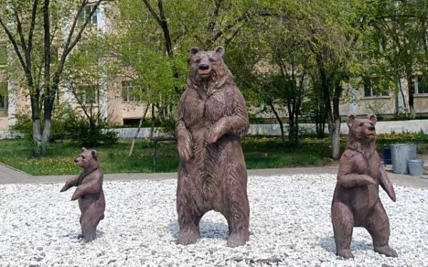 Три медведя «обосновались» в одноименном сквере в Улан-Удэ 