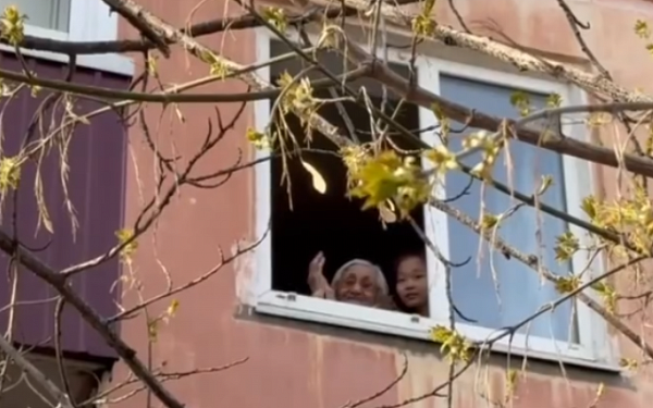 В Улан-Удэ фронтовая бригада выступила под окном ветерана Великой Отечественной
