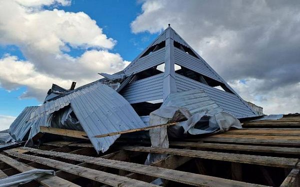 В Бурятии из-за сильного ветра пострадали крыши двух зданий