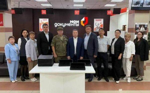 МФЦ Бурятии передал ноутбуки участникам СВО