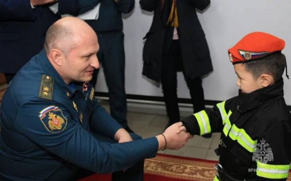 В Улан-Удэ шестилетнему мальчику торжественно вручили берет спасателя