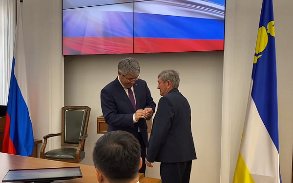 Членов Совета старейшин Бурятии наградили юбилейными медалями 