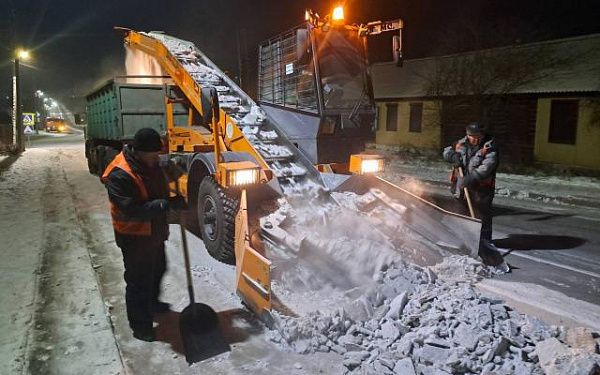 За два дня с улиц Улан-Удэ вывезли 30 КАМазов снега