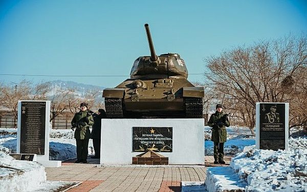 Глава Бурятии поздравил танкистов Бурятского гарнизона с Днем защитника Отечества