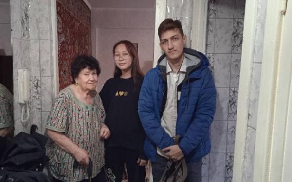 В Улан-Удэ волонтеры провели уборку в квартире ветерана