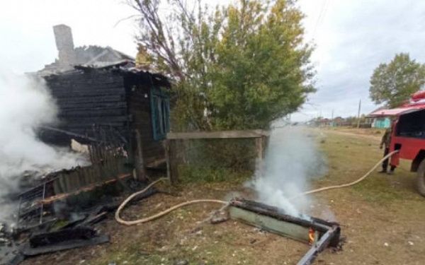 В Бурятии пожарные отстояли жилой дом от огня 