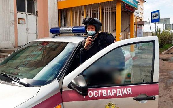 В Улан-Удэ сотрудники вневедомственной охраны Росгвардии задержали подозреваемую в грабеже