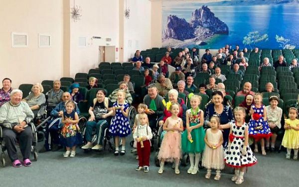 «Серебряные» волонтеры в Бурятии организовали концерт своих внуков